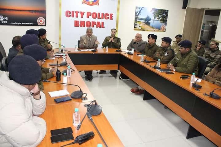 अपराधों की रोकथाम के लिए बस्तियों व अपराधिक गतिविधि वाले क्षेत्रों में पेट्रोलिंग, चेकिंग व जागरूकता अभियान निरंतर चलायें: पुलिस आयुक्त श्री मकरंद देउस्कर | New India Times