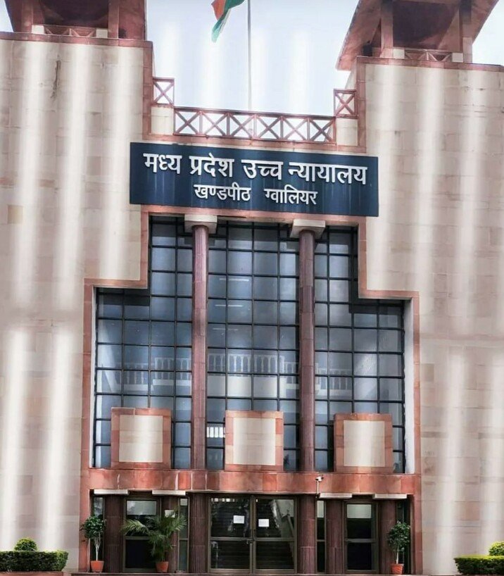 मुख्यमंत्री ने जिस अधिकारी को मंच से किया था निलंबित, उस आदेश पर हाई कोर्ट ने लगाई रोक, नोटिस जारी कर मांगा जवाब | New India Times