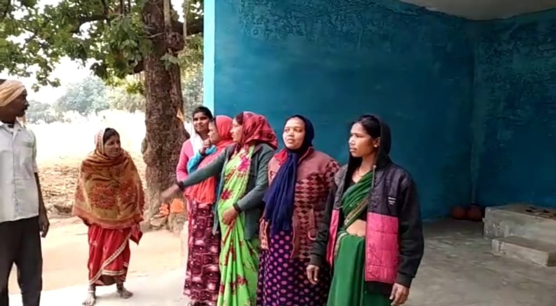 पेयजल समस्या से ग्रामीण परेशान, अवगत कराने के बाद भी ज़िम्मेदार बने हुए हैं अनजान | New India Times