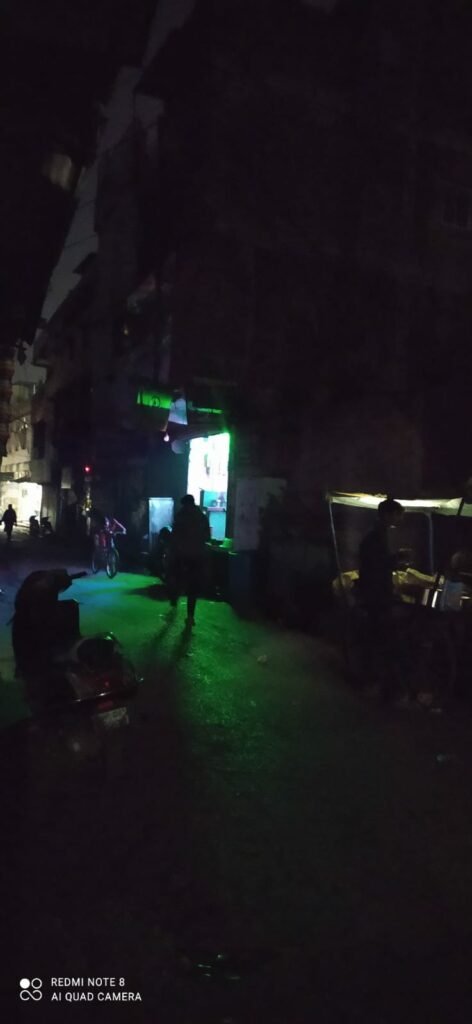 भोपाल के न्यू कबाड़ खाना इलाके में बिजली गुल होने से बिजली विभाग को कोसते नज़र आए लोग | New India Times