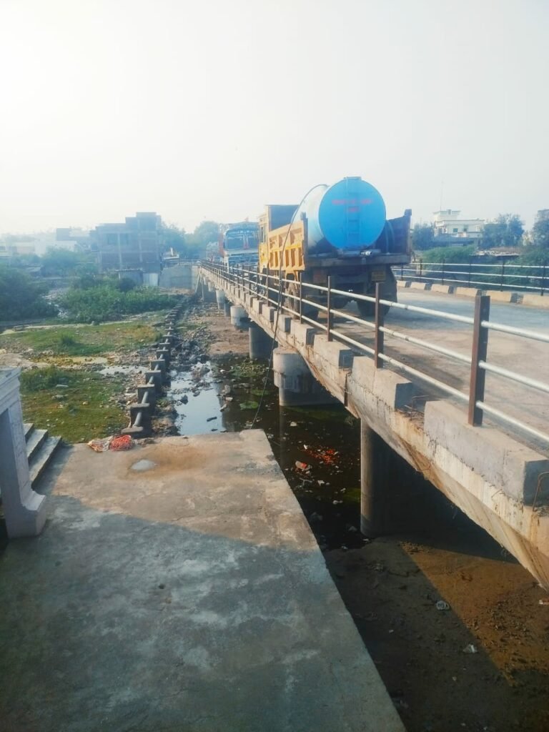 संत संमेलन के मद्देनजर आनन फानन में चमकाए जा रहे हैं बुनियादी काम, घटिया निर्माण का बेस्ट नमूना है फ़रदापुर-तोंडापुर मार्ग | New India Times