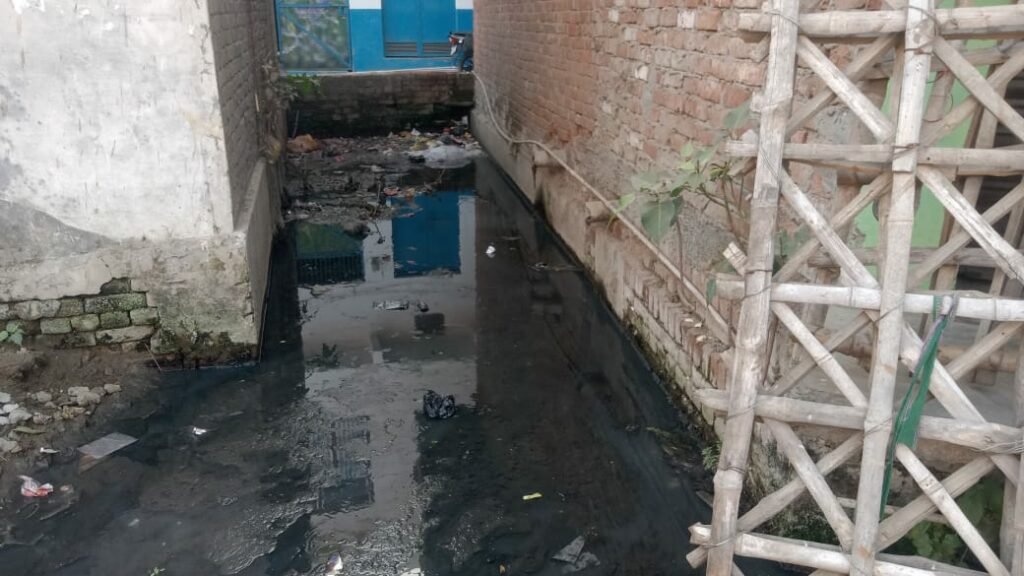 मोहम्मदी में पानी निकासी की गम्भीर समस्या से जूझ रही है जनता, शिकायतों के बाद भी जिम्मेदार बने हुए हैं मूकदर्शक 2 मोहम्मदी में पानी निकासी की गम्भीर समस्या से जूझ रही है जनता, शिकायतों के बाद भी जिम्मेदार बने हुए हैं मूकदर्शक | New India Times