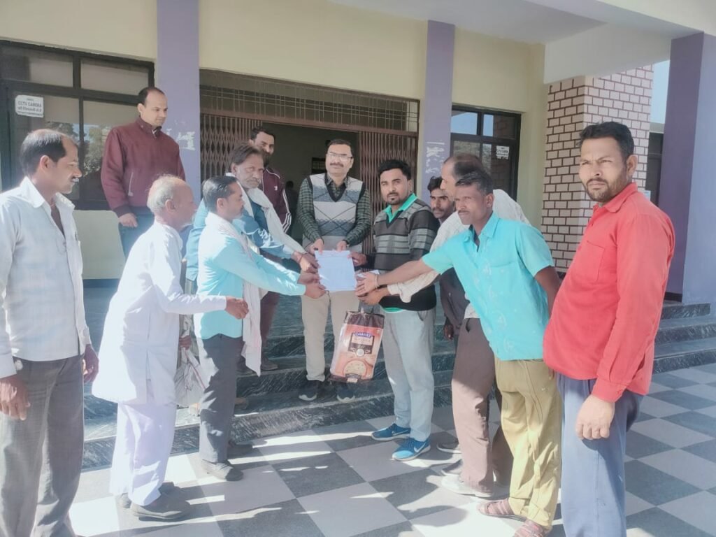 आवास पट्टे के नाम पर गरीबों से नजूल आर.आई. द्वारा पैसों की लूट, कलेक्टर सागर तक पहुंचा पटेल वार्ड का मामला | New India Times