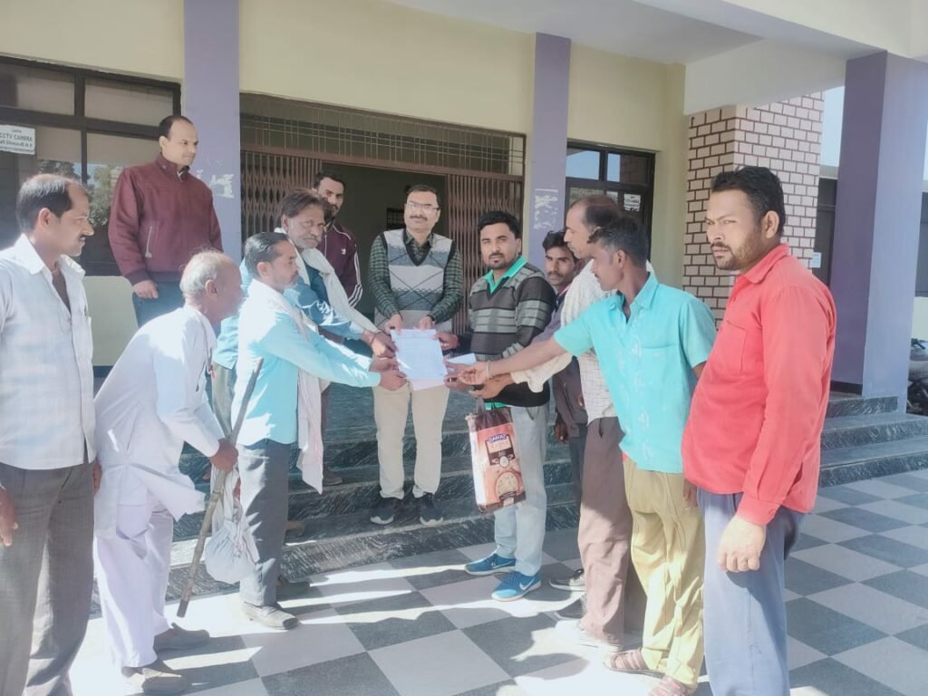 आवास पट्टे की मांग को लेकर पटेल वार्ड पार्षद ने वार्ड वासियों के साथ कलेक्टर के नाम नायब तहसीलदार को सौंपा ज्ञापन | New India Times