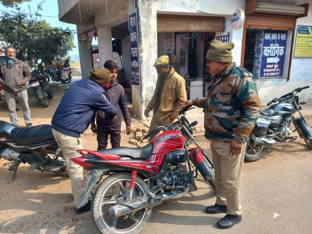 संदिग्ध व्यक्तियों और वाहनों की गई चेकिंग, बैंक के आस-पास घूमने वालों को दी चेतावनी | New India Times