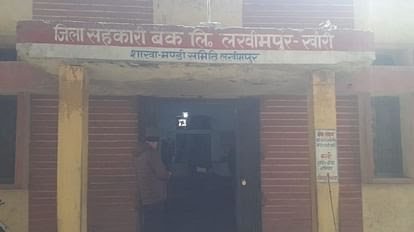 जिला सहकारी बैंक की शाखा से 32 लाख रुपये की चोरी, लॉकर में सिर्फ 500 का नोट छोड़ गए चोर | New India Times