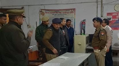 जिला सहकारी बैंक की शाखा से 32 लाख रुपये की चोरी, लॉकर में सिर्फ 500 का नोट छोड़ गए चोर | New India Times