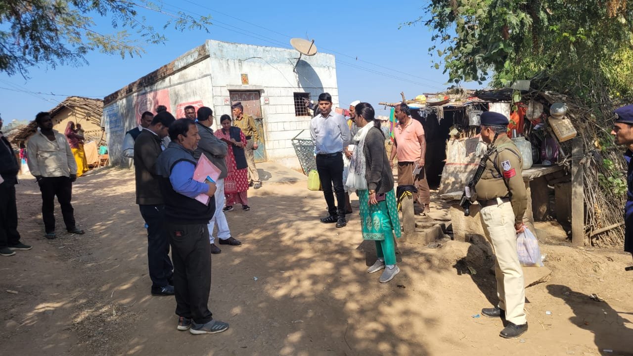 कलेक्टर द्वारा झाबुआ जनपद पंचायत क्षेत्र का किया गया आकस्मिक निरीक्षण, शिक्षा, पेयजल और आयुष्मान कार्ड बनाए जाने की प्रगति का लिया जायज़ा | New India Times