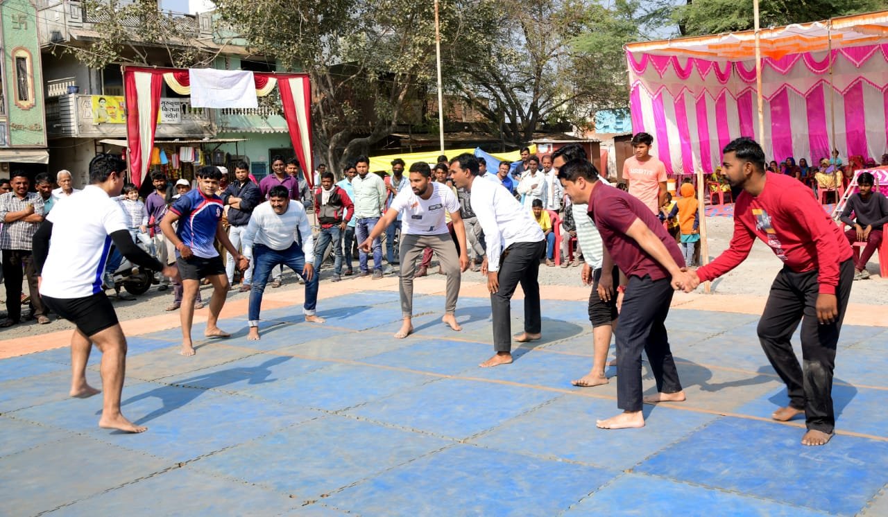 आनंद उत्सव के तीसरे दिन पुलिस थाना मेघनगर एवं नगर परिषद मेघनगर के बीच हुआ कबड्डी का रोमांचक मुकाबला | New India Times