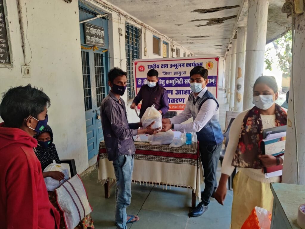 एसडीएम कार्यालय के अधिकारी एवं कर्मचारियों ने टीबी मरीजों को गोद लेकर किया पोषण आहार का वितरण | New India Times