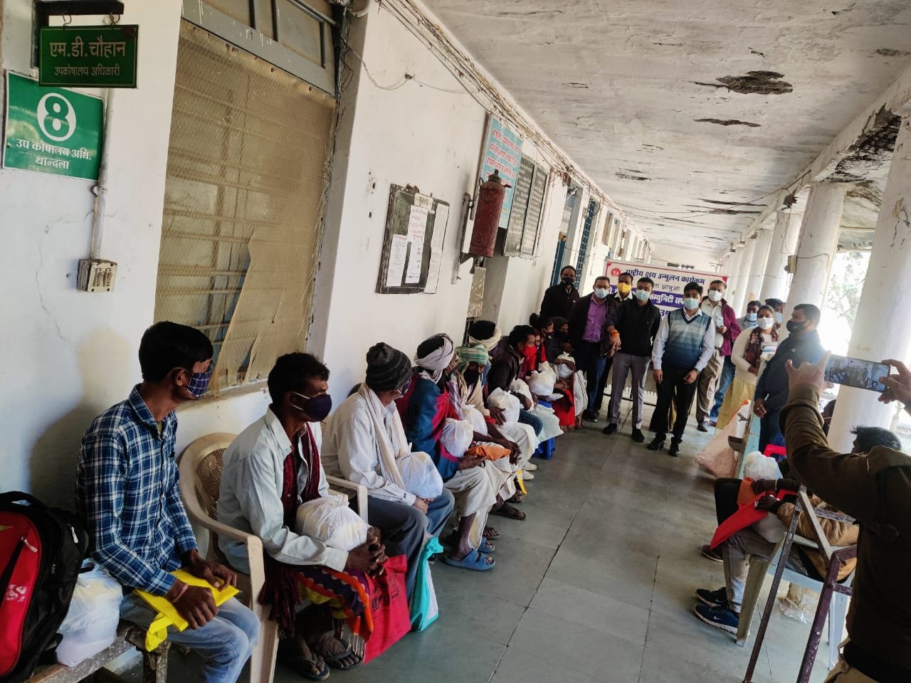 एसडीएम कार्यालय के अधिकारी एवं कर्मचारियों ने टीबी मरीजों को गोद लेकर किया पोषण आहार का वितरण | New India Times