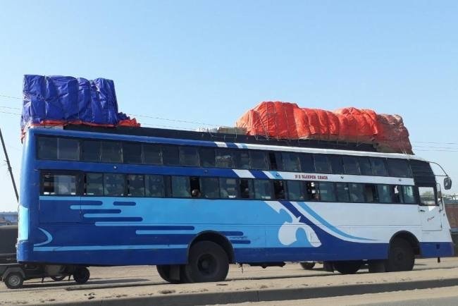 लग्जरी बसे ढो रहे हैं सामान, विभाग कर रहा है अनदेखी | New India Times