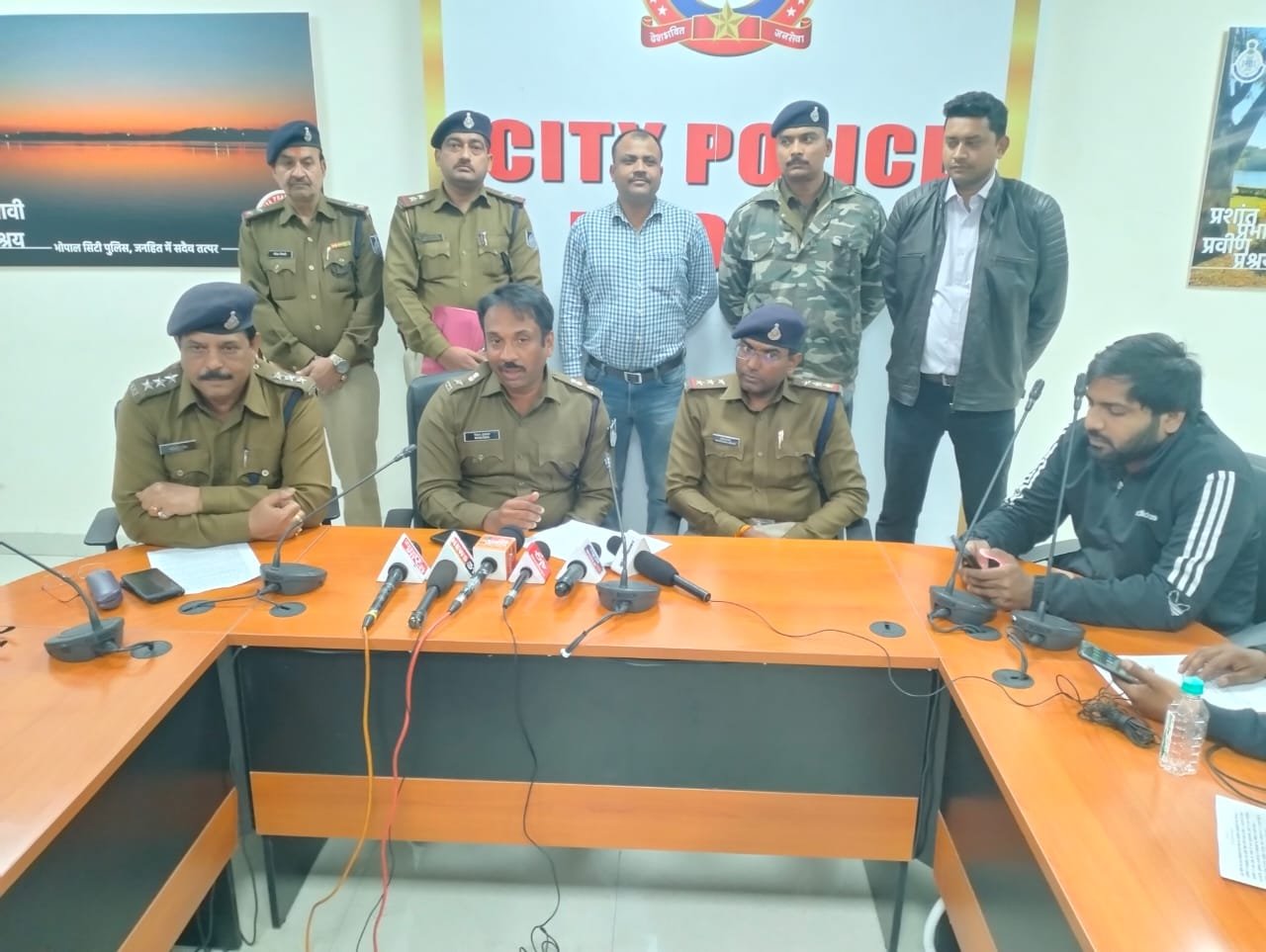 वृद्ध महिला के साथ धोखाधडी करने वाला 6 सदस्यीय अंतर्राज्यीय गिरोह गिरफ्तार, आरोपियों ने मध्य प्रदेश, उत्तर प्रदेश, बिहार तीनों राज्यों में दिया है 17 वारदातों को अंजाम | New India Times