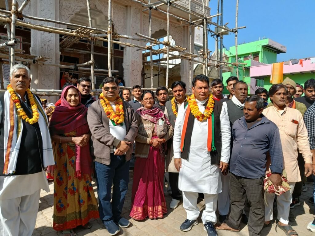 कांग्रेस ने हाथ से हाथ जोड़ो अभियान में घर घर जाकर स्टीकर लगाकर बढती मंहगाई, बन्द होते व्यवसाय, बेरोजगारी आदि बातों को जनता काे बताया | New India Times