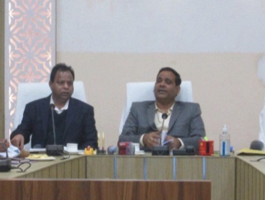 जिलाधिकारी ने चार प्रभारी चिकित्सा धिकारियों को नोटिस जारी करने का दिया निर्देश | New India Times