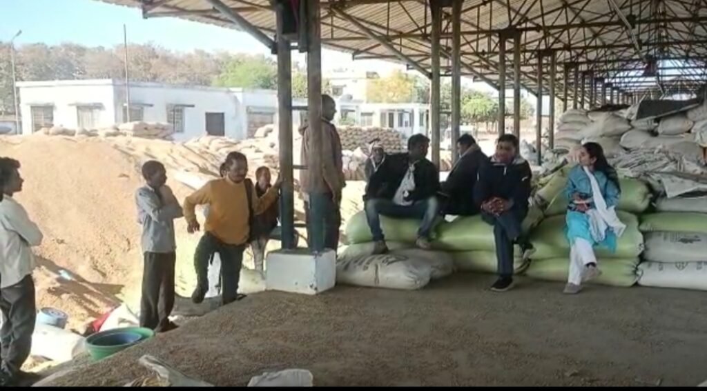 सागर के केसली मंडी परिसर में बने दिगंबर स्वसहायता समूह खरीद केंद्र में धान की जगह भूसा से भरी मिलीं 38 हजार बोरियां, मचा हड़कंप 2 सागर के केसली मंडी परिसर में बने दिगंबर स्वसहायता समूह खरीद केंद्र में धान की जगह भूसा से भरी मिलीं 38 हजार बोरियां, मचा हड़कंप | New India Times
