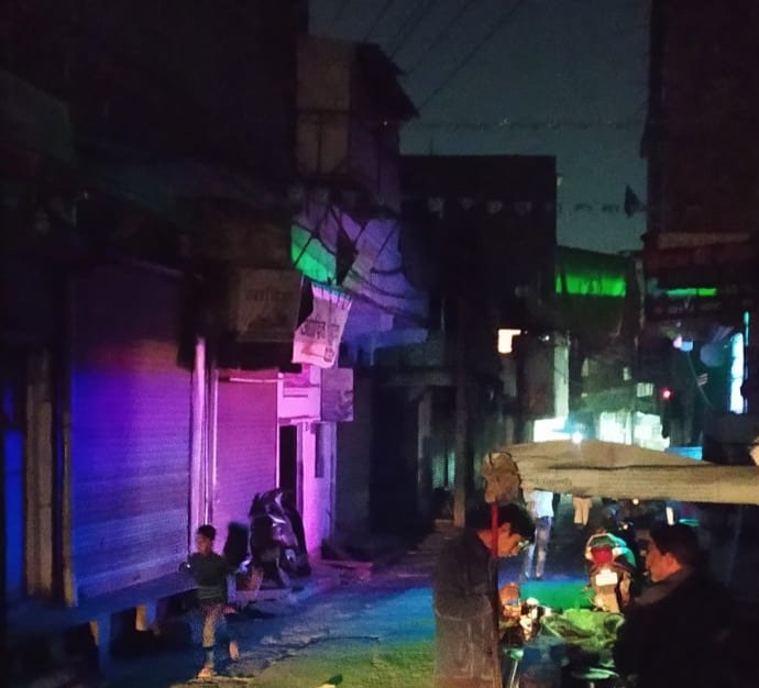 भोपाल के न्यू कबाड़ खाना इलाके में बिजली गुल होने से बिजली विभाग को कोसते नज़र आए लोग | New India Times