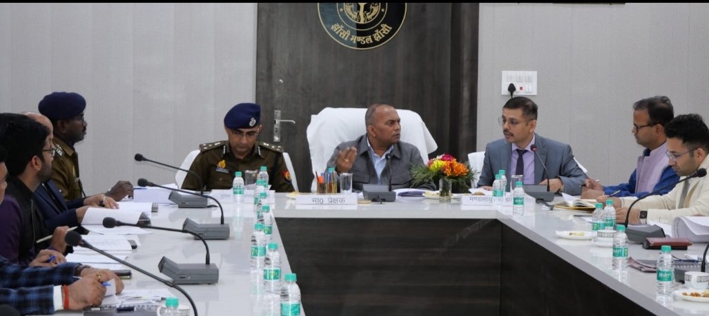 इलाहाबाद-झांसी खंड शिक्षक निर्वाचन की तैयारियों का जायजा लेने हेतु प्रेक्षक महोदय ने ली आवश्यक बैठक | New India Times