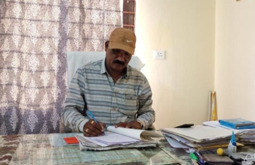 आवास पट्टे के नाम पर गरीबों से नजूल आर.आई. द्वारा पैसों की लूट, कलेक्टर सागर तक पहुंचा पटेल वार्ड का मामला | New India Times