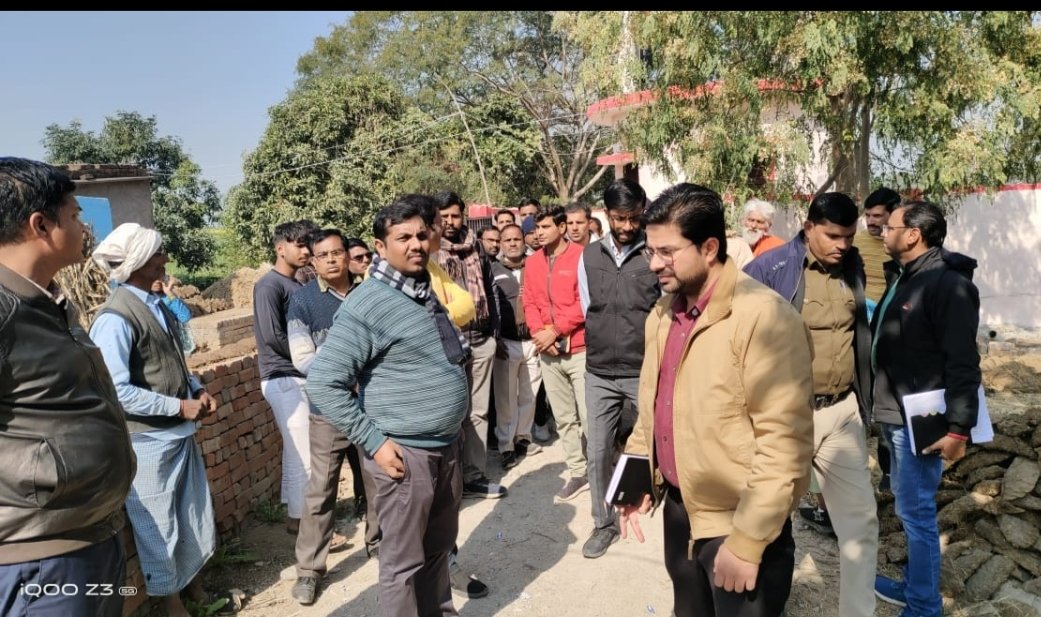 कलेक्टर एवं जिला पंचायत सीईओ ने दूरस्थ ग्रामीण अंचल में पहुंच कर ग्रामीणों से रूबरू होकर जानी योजनाओं की जमीनी हकीकत | New India Times