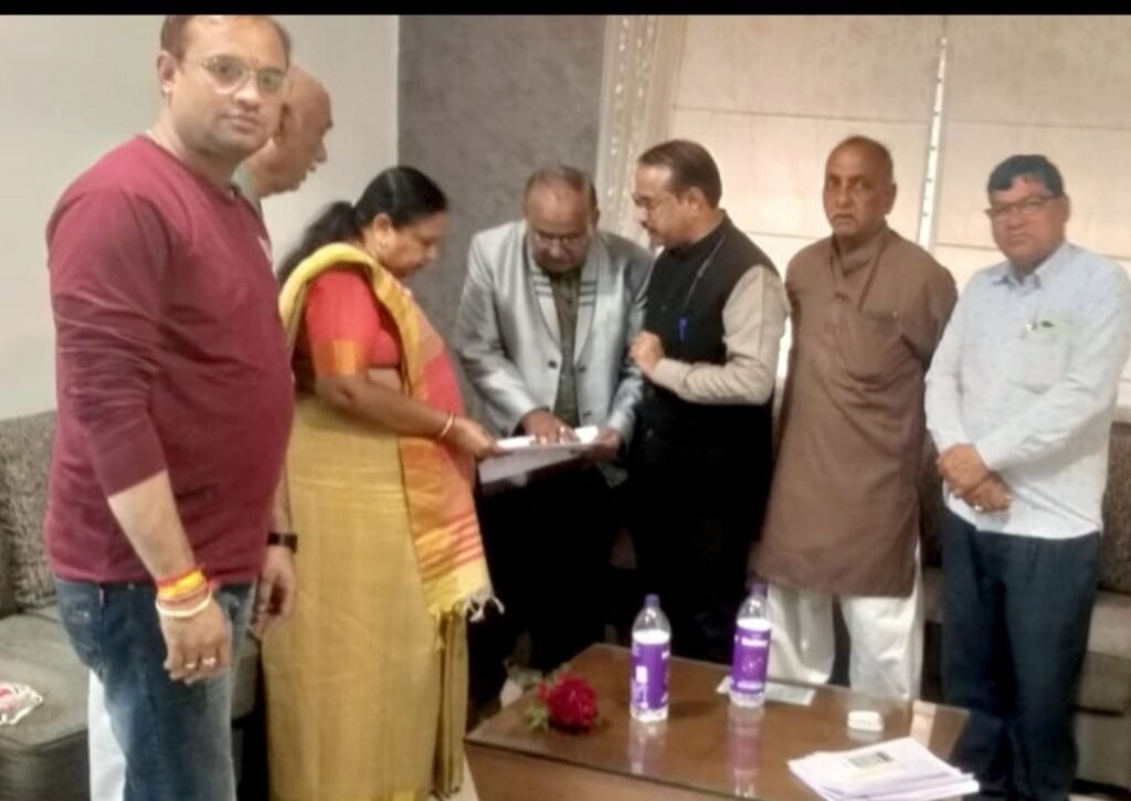 पूर्व रेल राज्य मंत्री तथा छोटा उदयपुर सांसद से रेल की मांग व स्वीकृति को लेकर मिला प्रतिनिधी मंडल | New India Times