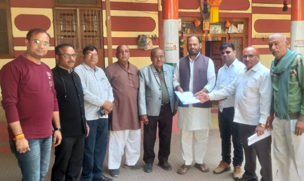 पूर्व रेल राज्य मंत्री तथा छोटा उदयपुर सांसद से रेल की मांग व स्वीकृति को लेकर मिला प्रतिनिधी मंडल | New India Times