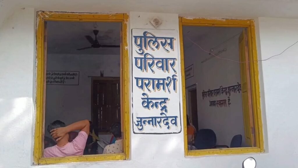 जिंदगी से परेशान होकर पति ने पत्नी को ट्रेन की पटरी पर लेटाया, परामर्श केंद्र में आया फिर मामला | New India Times