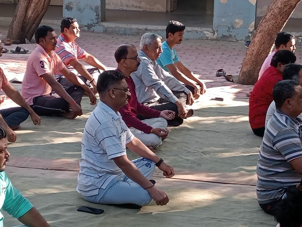 हर घर ध्यान योजना के तहत कोर्ट में आयोजित किया गया योग शिविर, न्यायाधीशों समेत वकीलों ने की शिरकत | New India Times