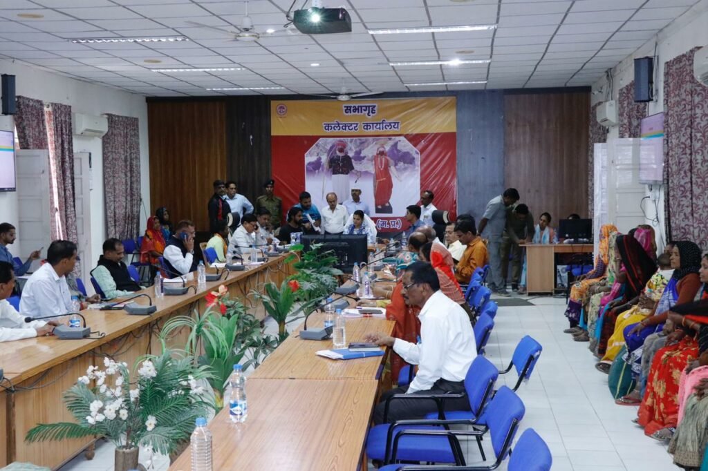 कलेक्टर ने जिले के दूरस्थ क्षे़त्रों से आये ग्रामीणों की समस्याओं को सुना कर दिए तत्काल निराकरण के निर्देश | New India Times