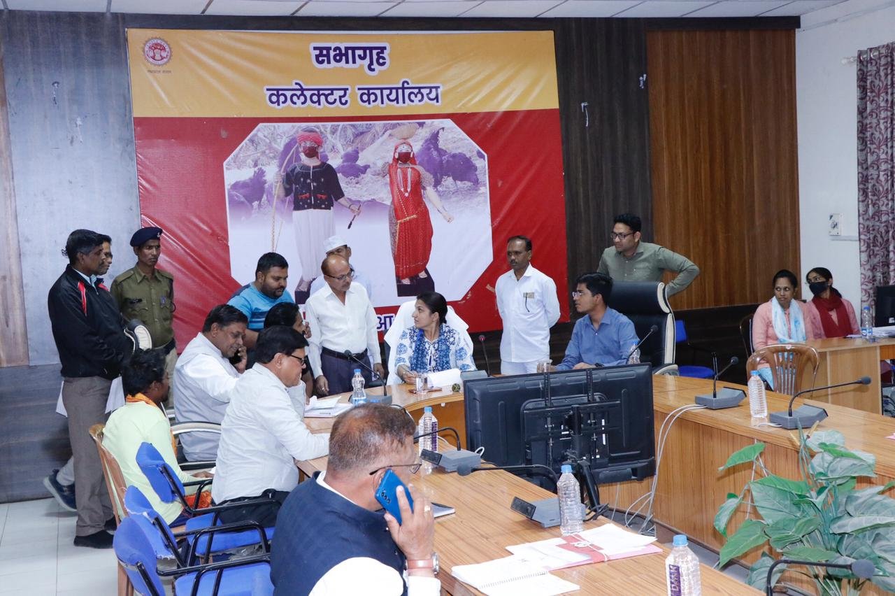 कलेक्टर ने जिले के दूरस्थ क्षे़त्रों से आये ग्रामीणों की समस्याओं को सुना कर दिए तत्काल निराकरण के निर्देश | New India Times