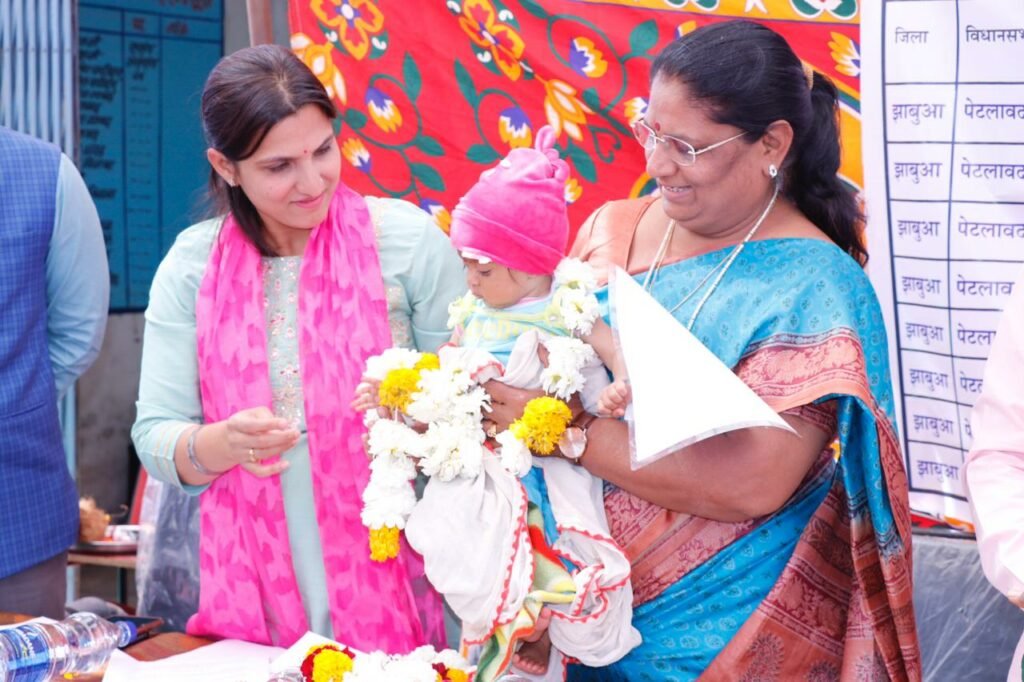 विकास यात्रा पेटलावद के ग्राम पिठडी पहुंची, भूमि पुजन कर हितग्राहीयों को स्वत्व प्रदान किये गये, आमजन को दिया जा रहा है कल्याणकारी योजनाओं का लाभ | New India Times