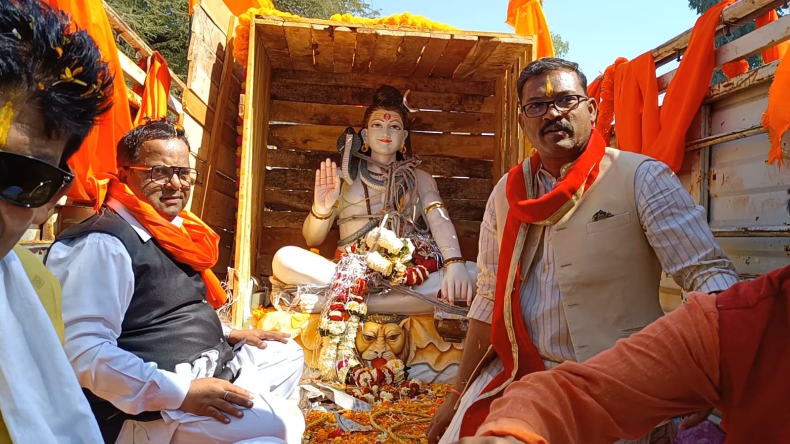 महाशिवरात्रि पर पुलिस की सुरक्षा व्यवस्था के बीच भगवान भोलेनाथ की प्रतिमा का हुआ आगमन | New India Times