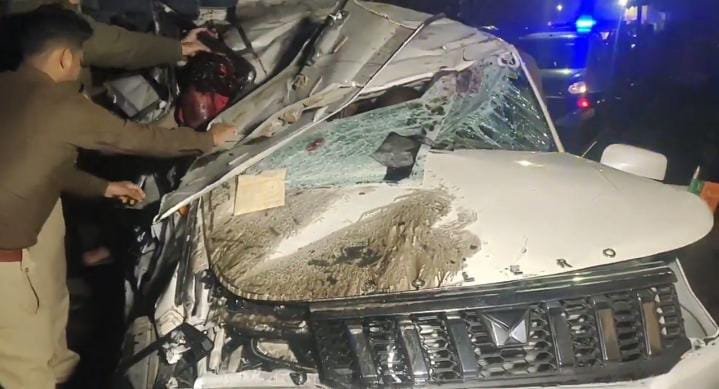 फ्लाईओवर से रेलिंग तोड़ते हुए 30 फिट नीचे गिरी बोलेरो, 3 युवकों की मौत एक गंभीर रूप से घायल | New India Times