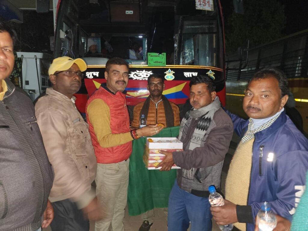 संयुक्त शिक्षा मित्र महा सम्मेलन रमाबाई अंबेडकर पार्क के लिए मिष्ठान खिलाकर एवं हरी झंडी दिखाकर अनिल त्रिपाठी शिक्षक सेवक खुनियांव ने किया रवाना 3 संयुक्त शिक्षा मित्र महा सम्मेलन रमाबाई अंबेडकर पार्क के लिए मिष्ठान खिलाकर एवं हरी झंडी दिखाकर अनिल त्रिपाठी शिक्षक सेवक खुनियांव ने किया रवाना | New India Times