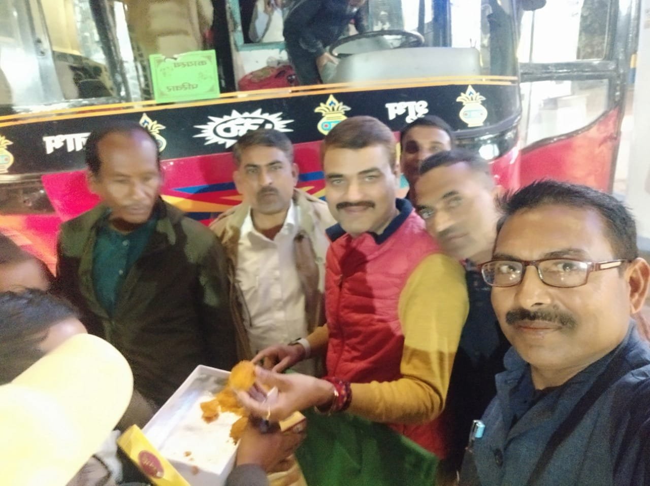 संयुक्त शिक्षा मित्र महा सम्मेलन रमाबाई अंबेडकर पार्क के लिए मिष्ठान खिलाकर एवं हरी झंडी दिखाकर अनिल त्रिपाठी शिक्षक सेवक खुनियांव ने किया रवाना | New India Times