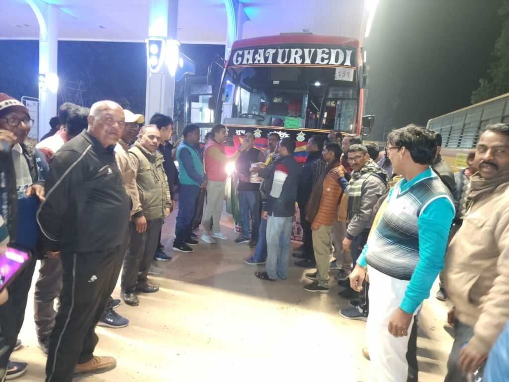 संयुक्त शिक्षा मित्र महा सम्मेलन रमाबाई अंबेडकर पार्क के लिए मिष्ठान खिलाकर एवं हरी झंडी दिखाकर अनिल त्रिपाठी शिक्षक सेवक खुनियांव ने किया रवाना 2 संयुक्त शिक्षा मित्र महा सम्मेलन रमाबाई अंबेडकर पार्क के लिए मिष्ठान खिलाकर एवं हरी झंडी दिखाकर अनिल त्रिपाठी शिक्षक सेवक खुनियांव ने किया रवाना | New India Times