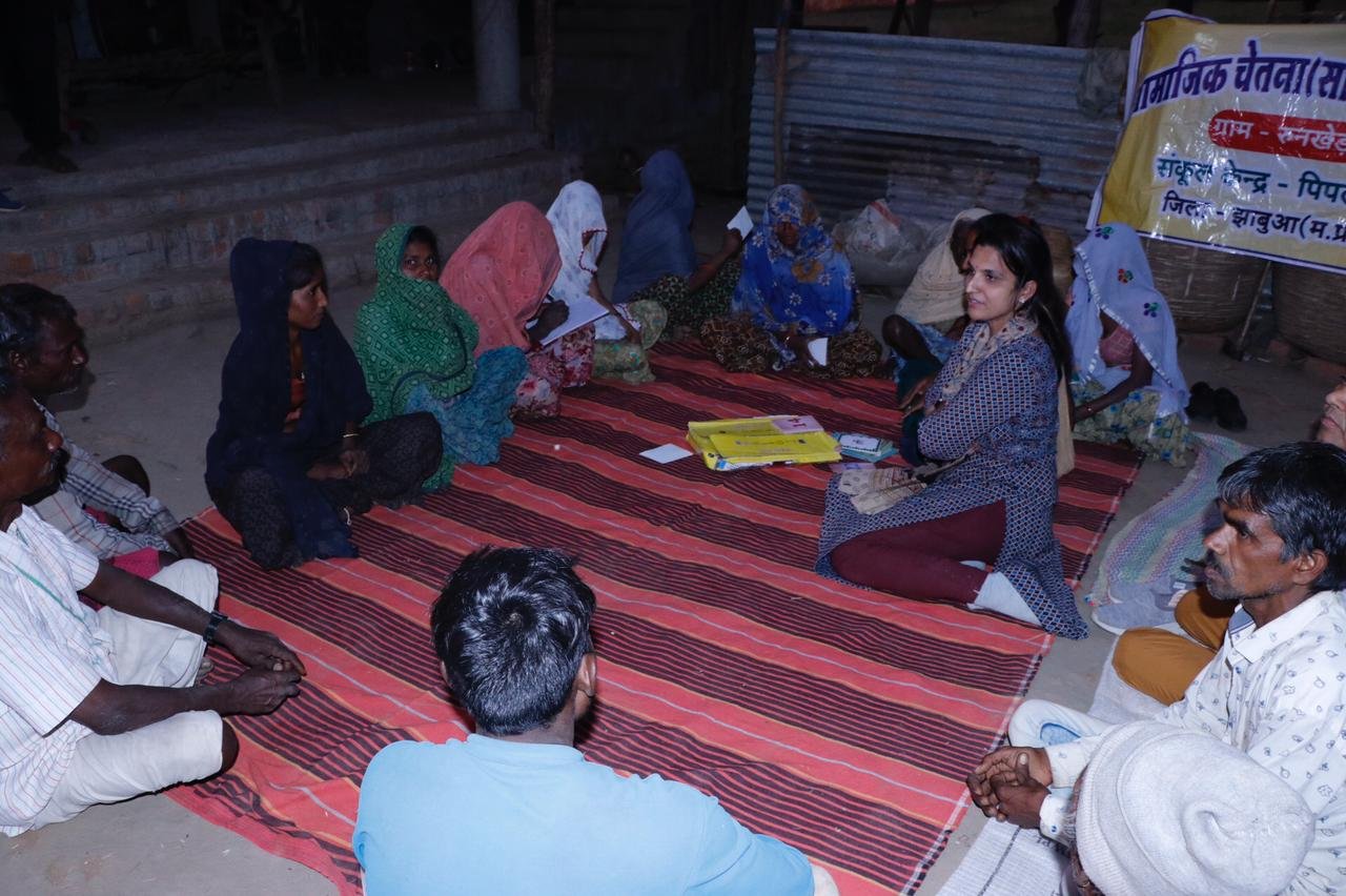 घुंघट की आड में सास बहू एक साथ कर रही हैं अक्षर अक्षर की पढ़ाई | New India Times