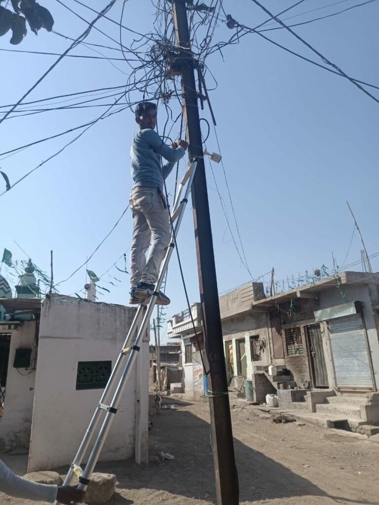 बुरहानपुर जिला के गांव पातोंडा में बदमाशों पर निगरानी के उद्देश्य से पुलिस और प्रशासन द्वारा ग्राम पंचायत के सहयोग से 7 लोकेशन पर लगाए जा रहे हैं 8 मेगा पिक्सल के 20 सीसीटीवी कैमरे 2 बुरहानपुर जिला के गांव पातोंडा में बदमाशों पर निगरानी के उद्देश्य से पुलिस और प्रशासन द्वारा ग्राम पंचायत के सहयोग से 7 लोकेशन पर लगाए जा रहे हैं 8 मेगा पिक्सल के 20 सीसीटीवी कैमरे | New India Times