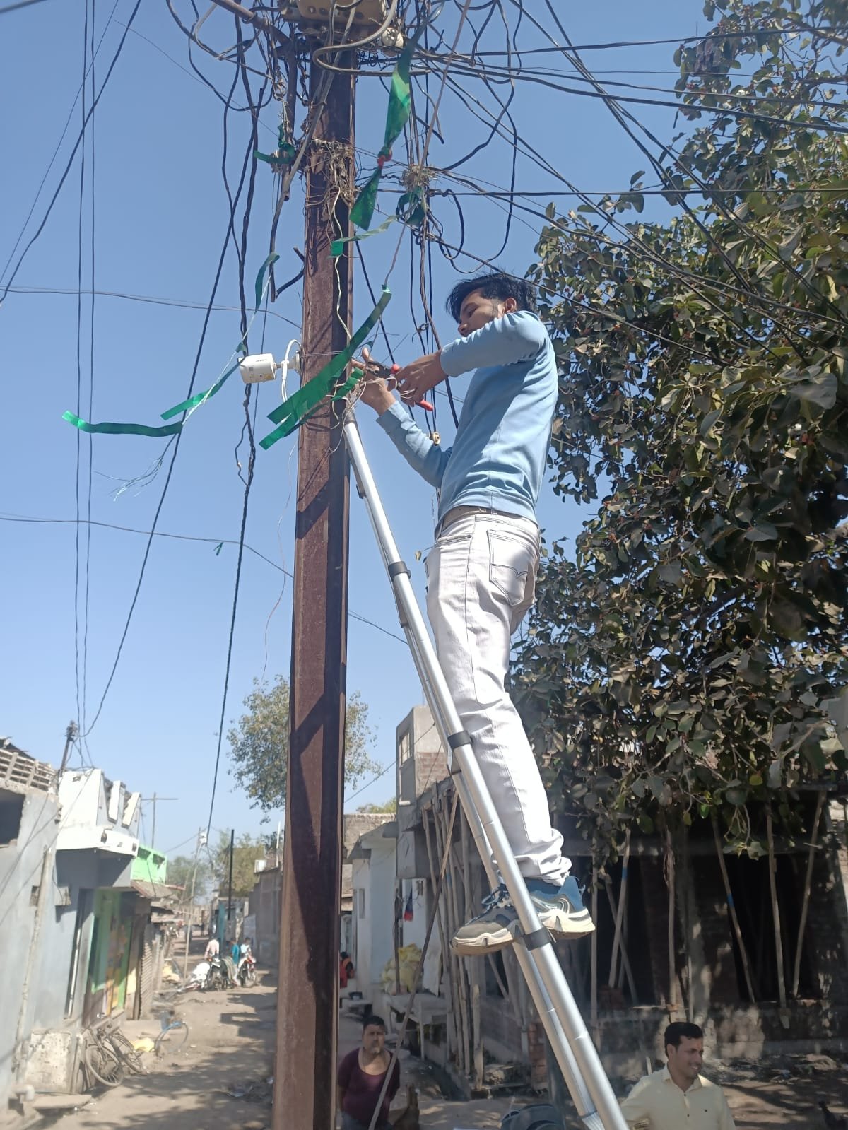 बुरहानपुर जिला के गांव पातोंडा में बदमाशों पर निगरानी के उद्देश्य से पुलिस और प्रशासन द्वारा ग्राम पंचायत के सहयोग से 7 लोकेशन पर लगाए जा रहे हैं 8 मेगा पिक्सल के 20 सीसीटीवी कैमरे | New India Times