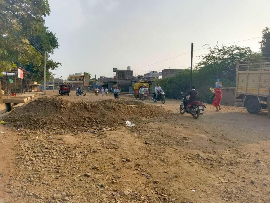 मंत्री के निर्वाचन क्षेत्र में विवेचना का विषय बना 400 मीटर लंबी सड़क का निर्माण, किस आधार पर कर सकते हैं बारामती से तुलना, असंतुष्ट मतदाता पूछ रहे हैं सवाल | New India Times