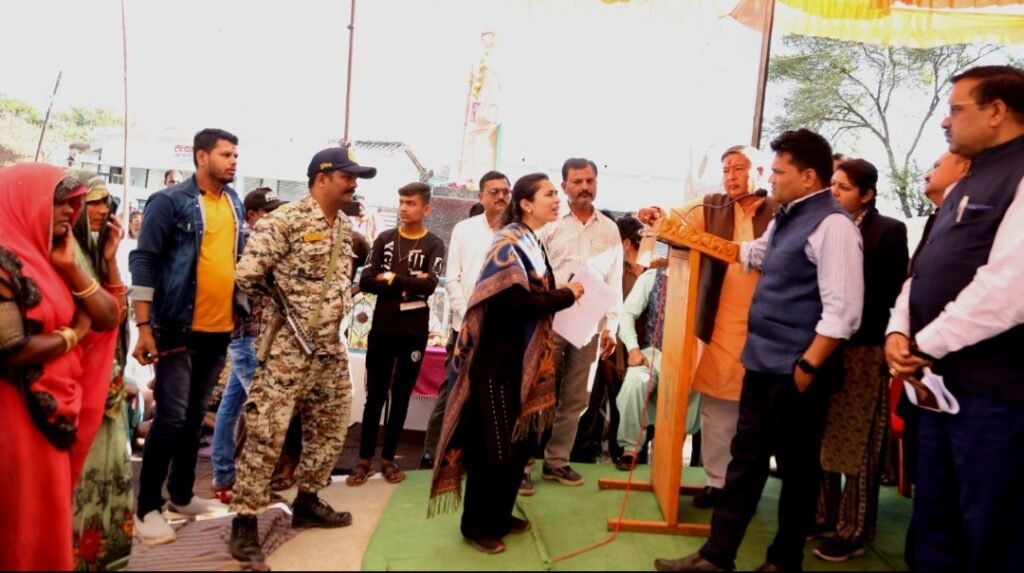 अनंतपुरा में विकास यात्रा में पहुंचकर कलेक्टर ने चौपाल लगाकर सुनी समस्याएं, किया समस्याओं का निराकरण | New India Times