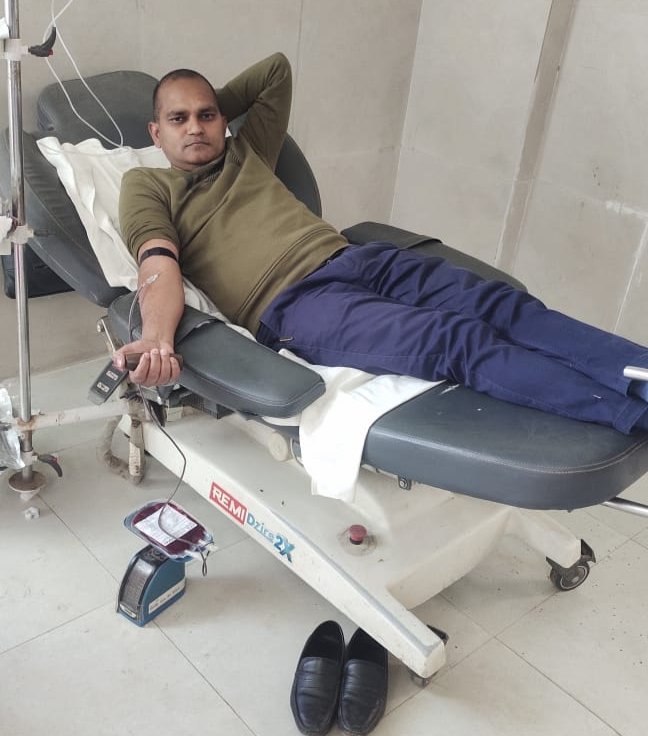 आबकारी इंस्पेक्टर ने किया रक्तदान, कहा एक यूनिट बचाता है चार लोगों की जान | New India Times