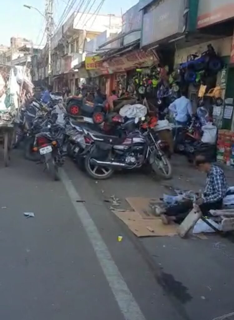 नगर निगम व यातायात पुलिस की अनदेखी के कारण दुकानदारों ने फुटपाथ पर जमाया कब्ज़ा 3 नगर निगम व यातायात पुलिस की अनदेखी के कारण दुकानदारों ने फुटपाथ पर जमाया कब्ज़ा | New India Times