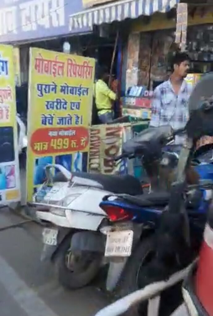 नगर निगम व यातायात पुलिस की अनदेखी के कारण दुकानदारों ने फुटपाथ पर जमाया कब्ज़ा 2 नगर निगम व यातायात पुलिस की अनदेखी के कारण दुकानदारों ने फुटपाथ पर जमाया कब्ज़ा | New India Times