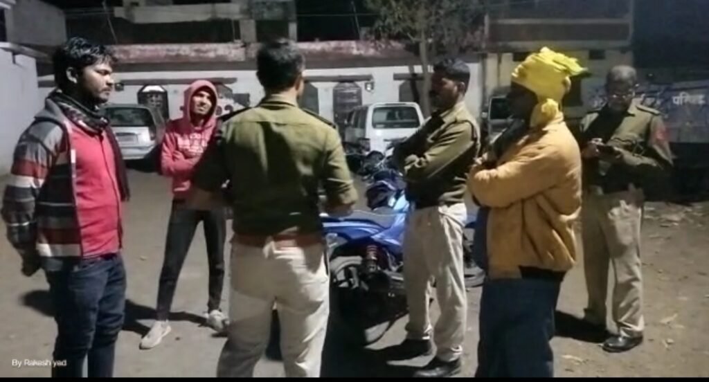 बिना हेल्मेट एवं तीन लोगों को बैठा कर बाइक चलाने वालों पर पुलिस ने देर रात तक की चालानी कार्रवाई | New India Times
