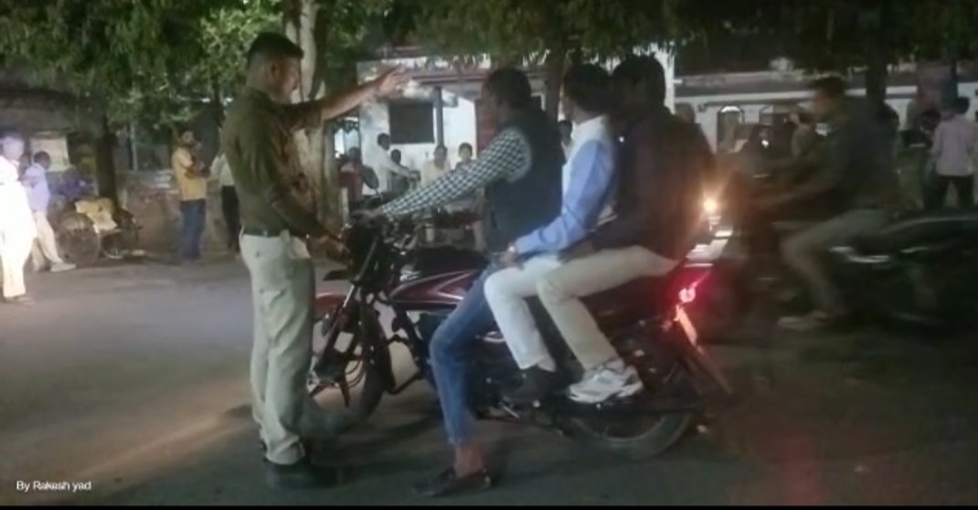 बिना हेल्मेट एवं तीन लोगों को बैठा कर बाइक चलाने वालों पर पुलिस ने देर रात तक की चालानी कार्रवाई | New India Times
