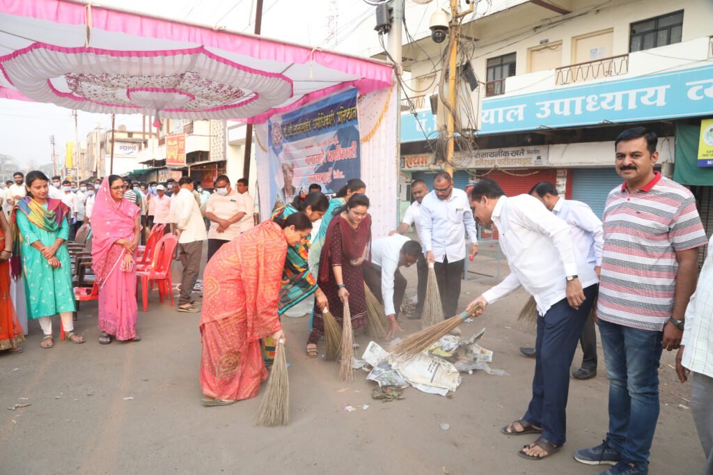 प्रधानमंत्री मोदी की फोटो को गले में पहनकर गुलबर्गा से दिल्ली की ओर निकल पड़े चार नौजवान | New India Times