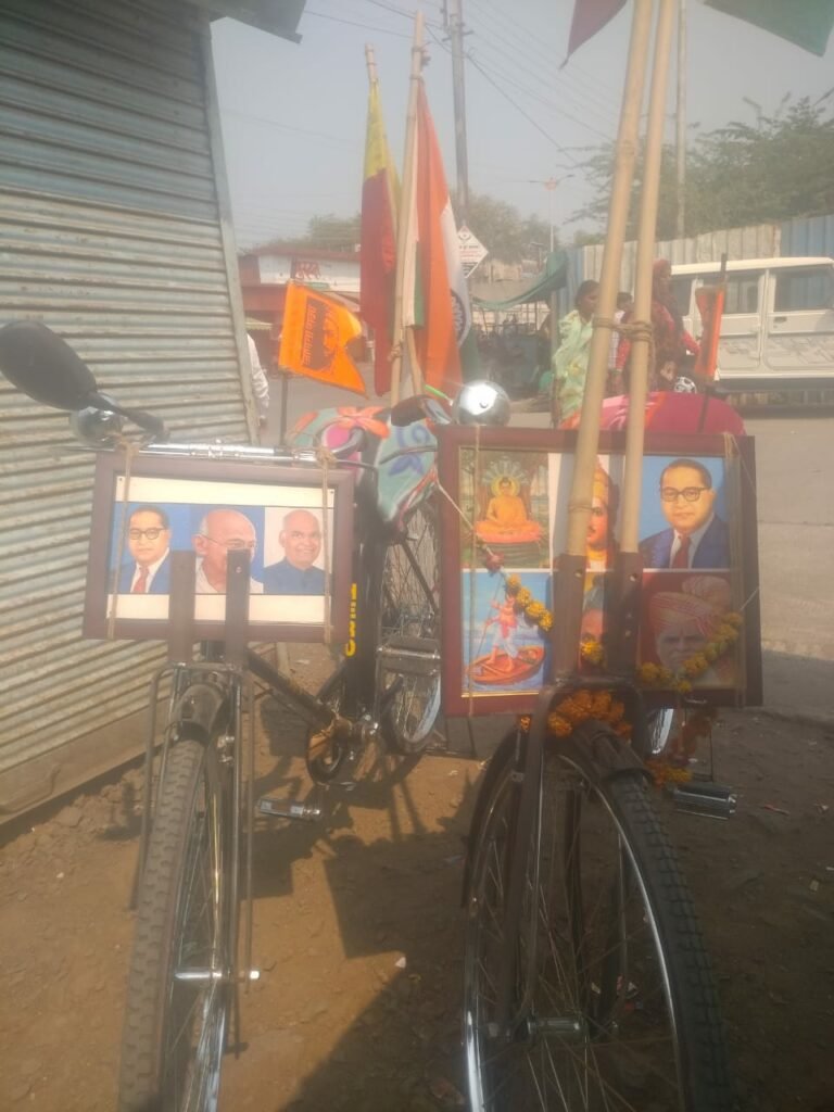 प्रधानमंत्री मोदी की फोटो को गले में पहनकर गुलबर्गा से दिल्ली की ओर निकल पड़े चार नौजवान | New India Times