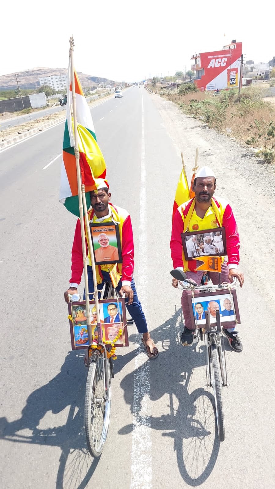 प्रधानमंत्री मोदी की फोटो को गले में पहनकर गुलबर्गा से दिल्ली की ओर निकल पड़े चार नौजवान | New India Times