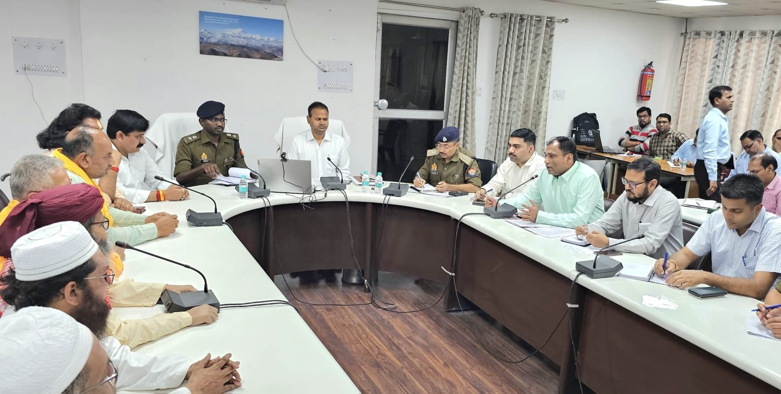 जिलाधिकारी एवं वरिष्ठ पुलिस अधीक्षक की अध्यक्षता में आयोजित हुई समस्त धर्म गुरुओं के साथ शांति समिति की बैठक | New India Times